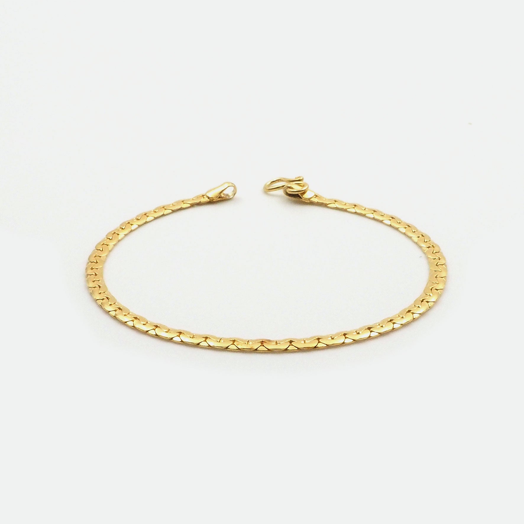 Silber Armbaender fuer Damen jetzt kaufen in unserem Onlineshop oder vor Ort in unserer Filiale in Basel